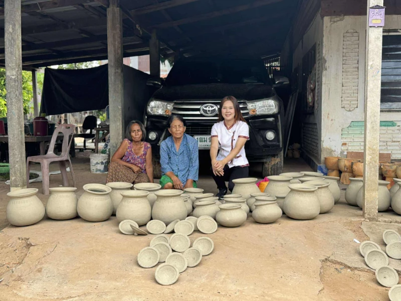 ๑ อปท. ๑ อัตลักษณ์ท้องถิ่น  หม้อดินดีโพนทราย (เครื่องปั้นดินเผาโบราณ บ้านโพนทราย) บ้านโพนทราย หมู่ที่ ๓ ตำบลหนองบัว