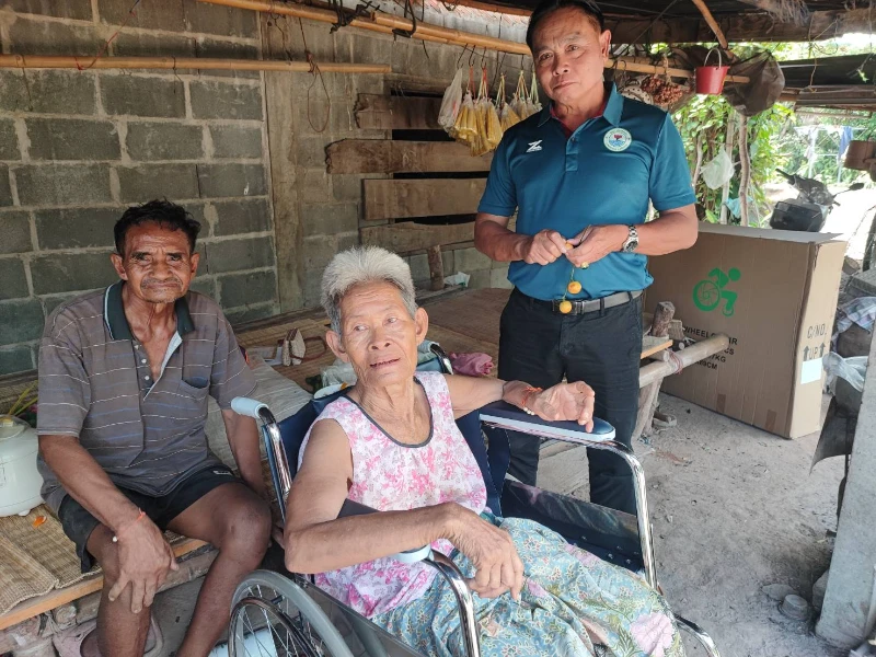 ร่วมมอบรถเข็นสำหรับผู้พิการ ให้แก่นางทองจันทร์ สุขจิตร บ้านท่าช้าง หมู่ที่4 ต.หนองบัว อ.กันทรารมย์ จ.ศรีสะเกษ